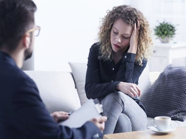 متخصصین حوزه روانشناسی و روانپزشکی با ارزیابی بیمار از طریق جلسات مشاوره، درمان‌های مناسب هر فرد را پیشنهاد می‌دهند