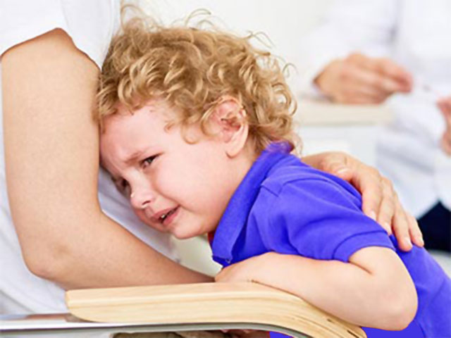 کودک دچار اختلال اضطراب جدایی با پرستار ارتباط پیدا نکرده و گریه می کند.