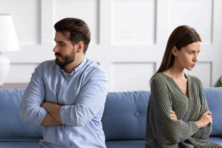 در مشاوره قبل از طلاق، روانشناس کمک می کند به افراد مهارت های لازم برای حل مسئله را آموزش دهد.