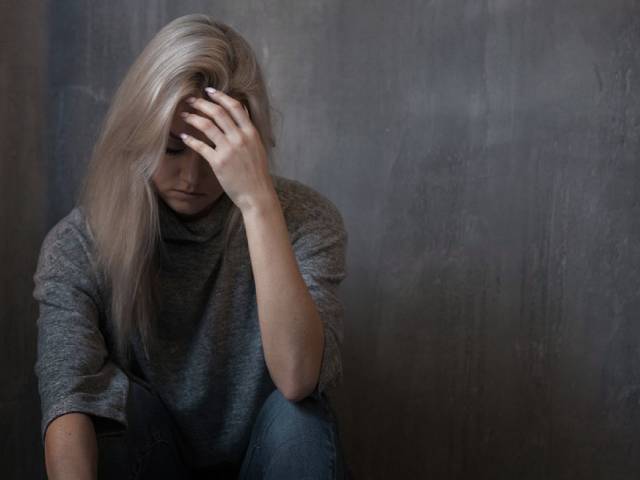 برخی علائم و نشانه‌های افسردگی بین مردان، زنان و کودکان مشترک هستند که از جمله آن‌ها می‌توان به بی‌خوابی و از دست دادن اشتها اشاره کرد.