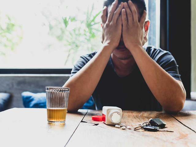 از جمله نشانه‌های افسردگی ماژور (افسردگی اساسی) در مردان، سوء مصرف مواد و الکل است.