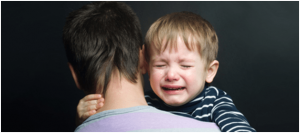 کودکان دچار اختلال اضطراب جدایی SAD در هنگام جدایی و دوری از والدین، علائمی مثل جیغ زدن و گریه کردن غیرطبیعی را بروز می‌دهند.